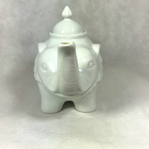 Cordon Blue White Porcelain Elephant Tea Pot With Lid - Picture 3 of 4
